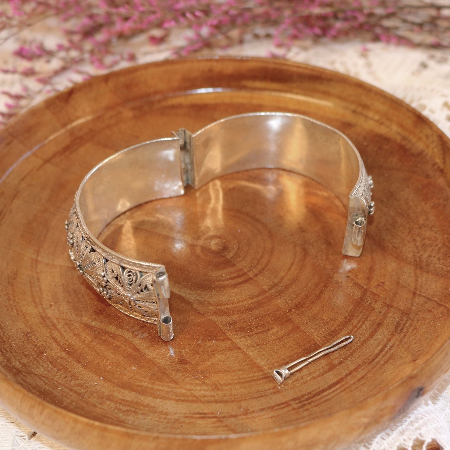 Vintage Sterling Silver Ornate Filigree Hinged Bangle Bracelet