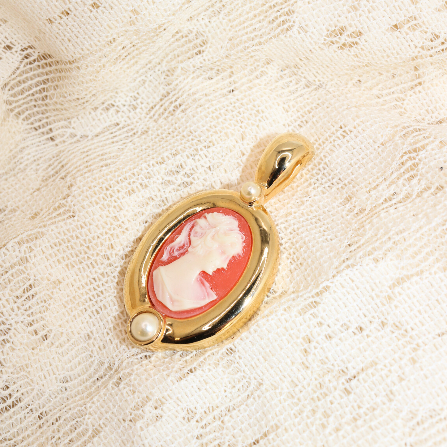 Vintage Gold Tone Oval Cameo Pendant