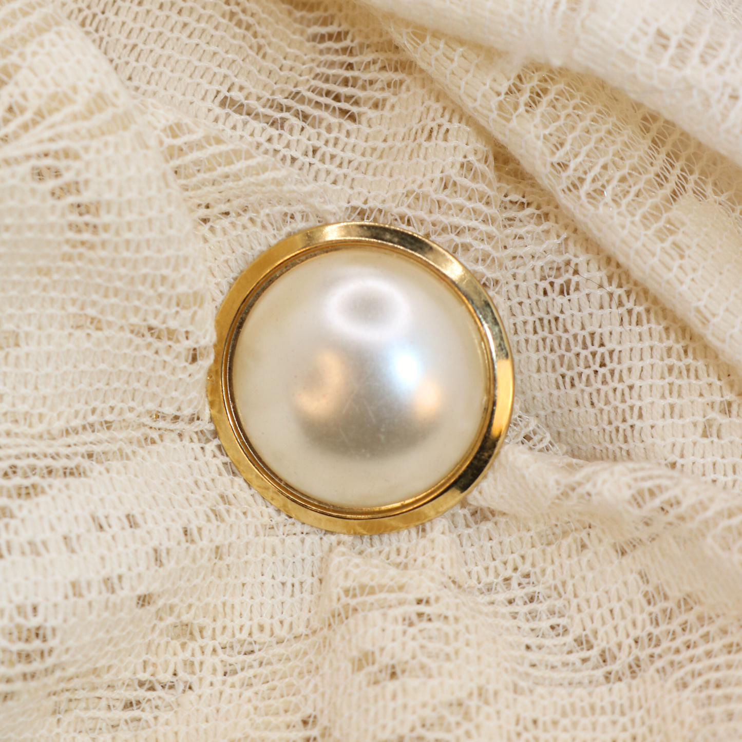 Vintag Gold Tone Faux Mabe Pearl Round Dress Scarf Clip Brooch