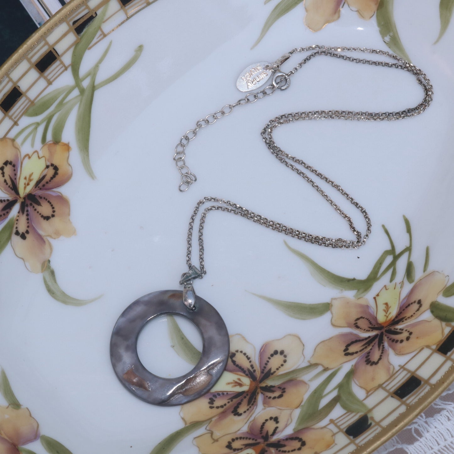 Sterling Silver Mother-of-Pearl Circle Pendant Necklace (925)